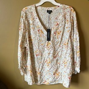 Size 1X Jones & Co cream/orange/yellow/red flowered shirt
